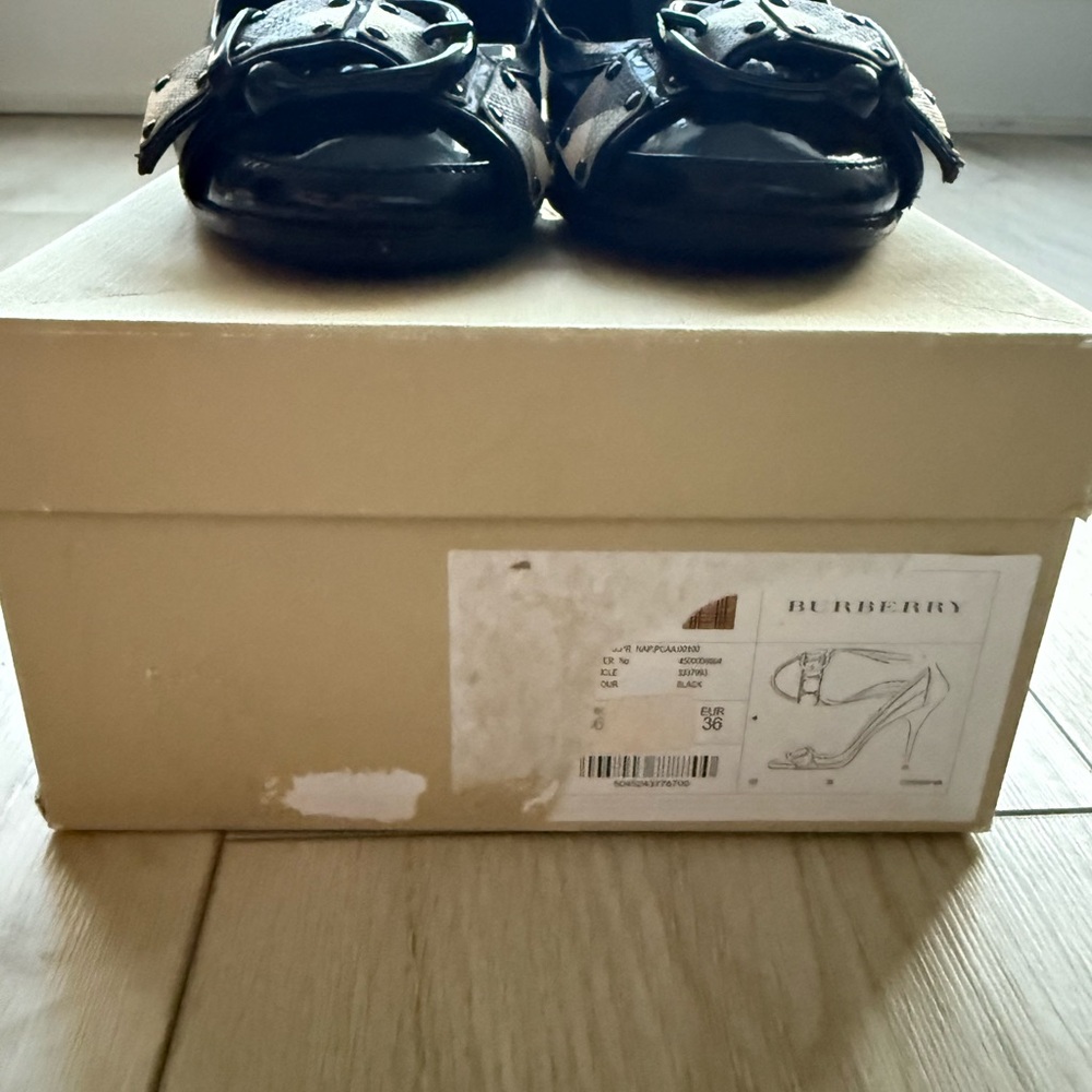 Burberry Black Patent Leather Pumps with Check Buckle. Size 36 - Picture 5 of 9